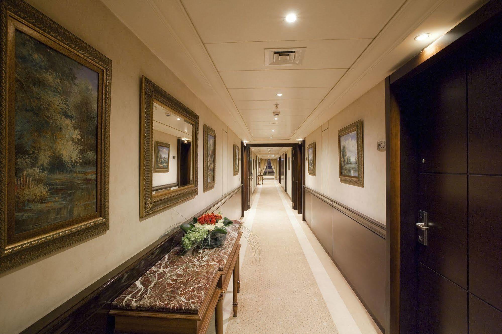 Отель Ramada Plaza By Wyndham Beirut Raouche Экстерьер фото